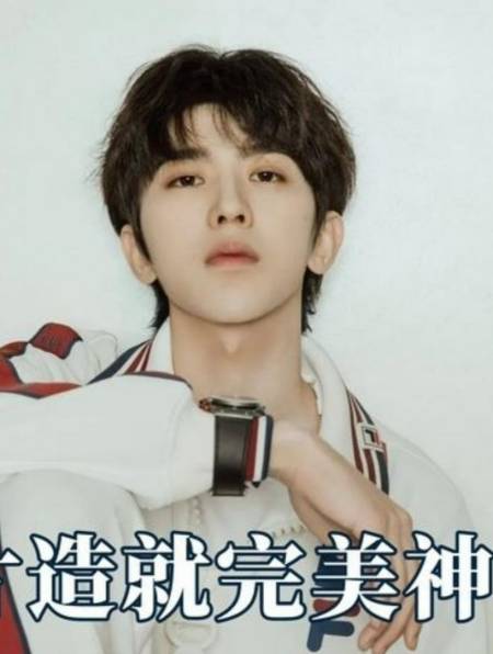 明星不经意造就的名场面:蔡徐坤接纸片诞生神图,林彦俊喝水太苏-度小