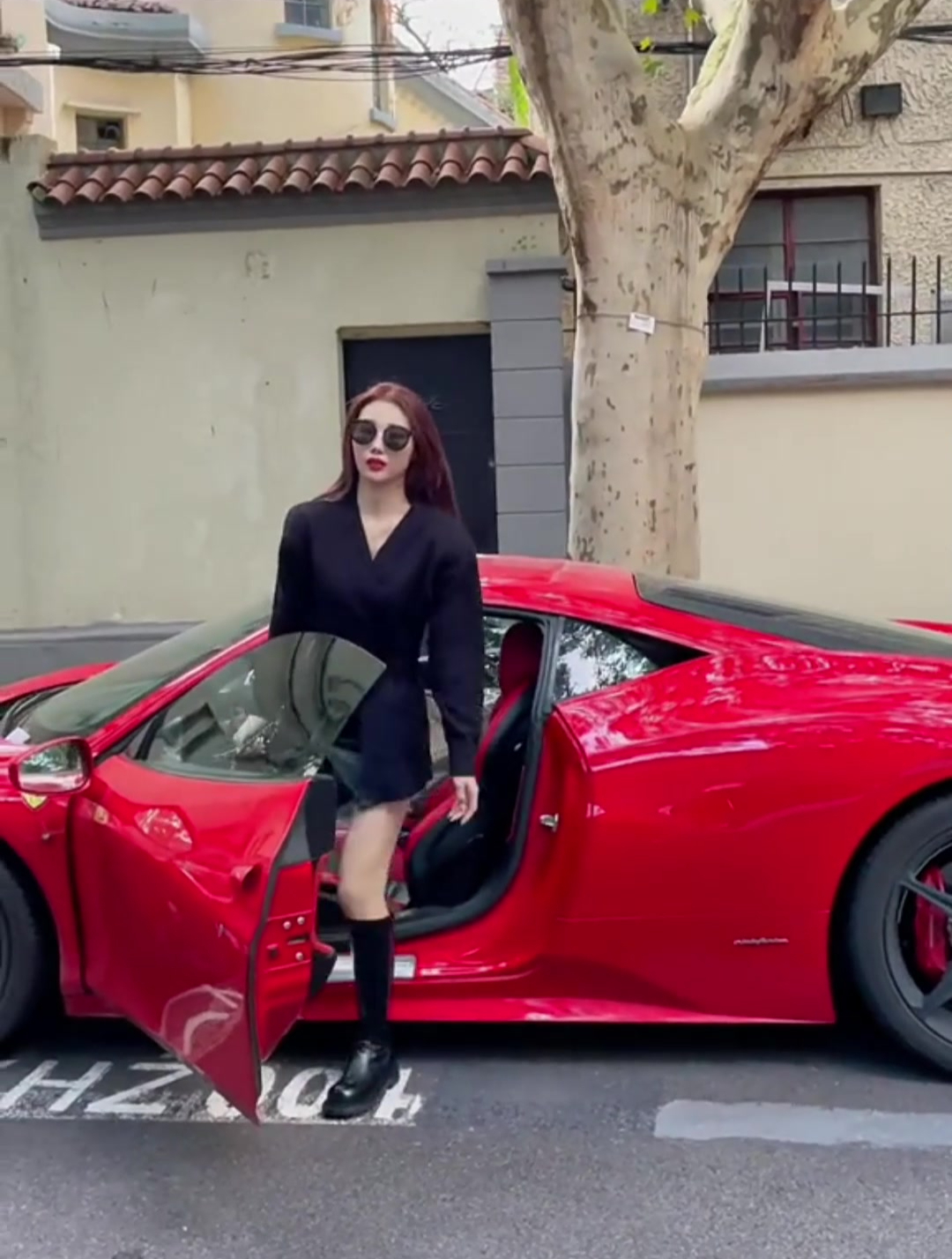 18岁的美女校花居然开着法拉利上学,男朋友应该是超级富二代吧!