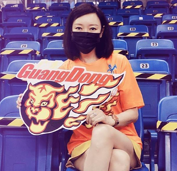 胡明轩妈妈晒照,50岁仍似少女,模特身材脸上没有皱纹