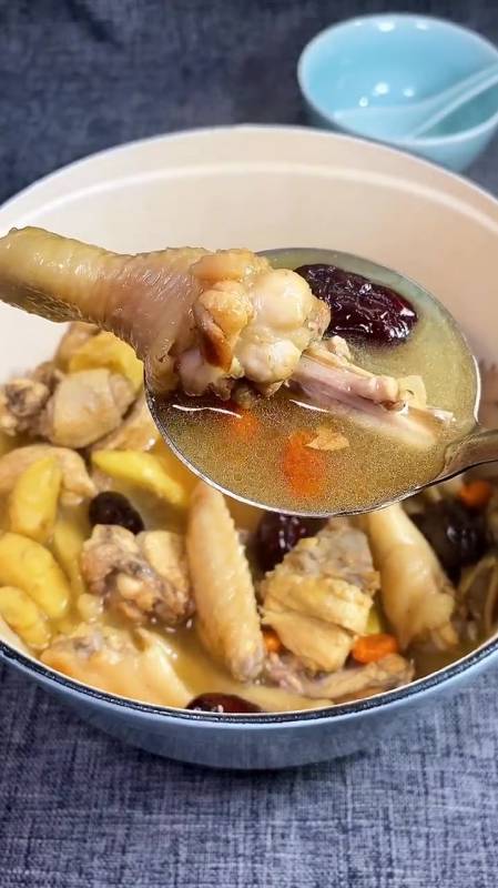 客家女人坐月子必吃的黄酒煲鸡,做法简单,祛风驱寒很滋补哦-度小视