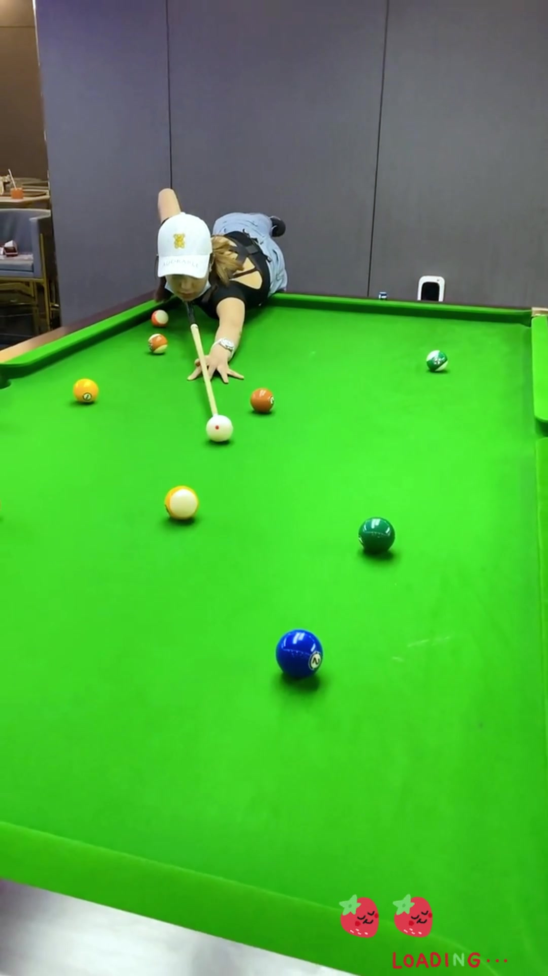 美女姐姐花样打台球这种打法没几个人会的就是厉害