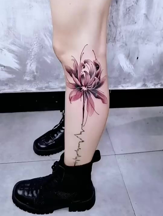 小腿侧边纹身,这一朵彼岸花,看起来神秘又危险