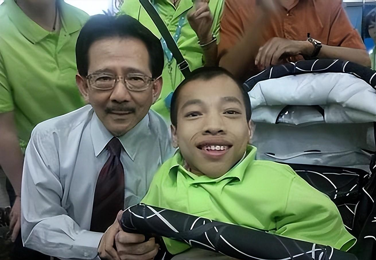 回顾90厘米"迷你总裁":坐着轮椅狂赚3亿身家,娶170漂亮女秘书