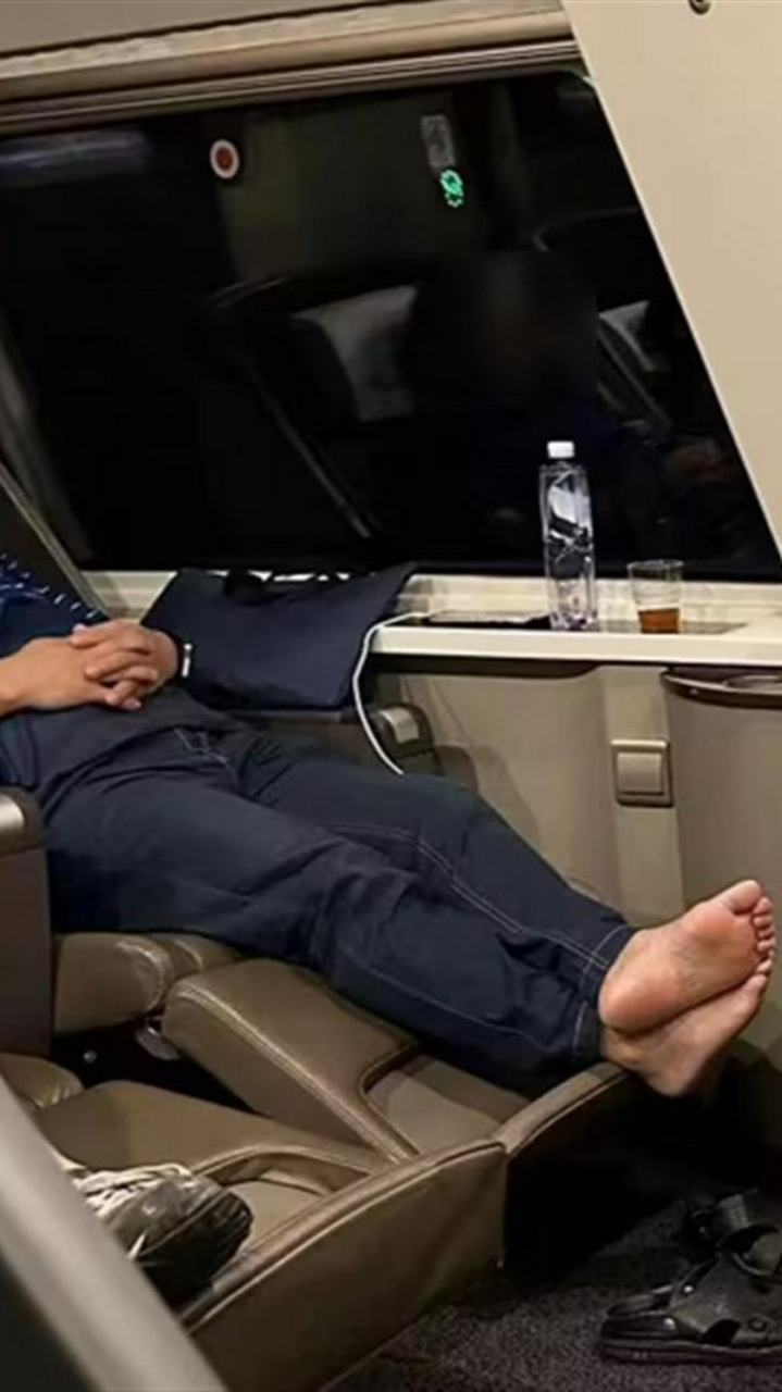 无票铁路职工被曝商务座脱鞋睡觉!