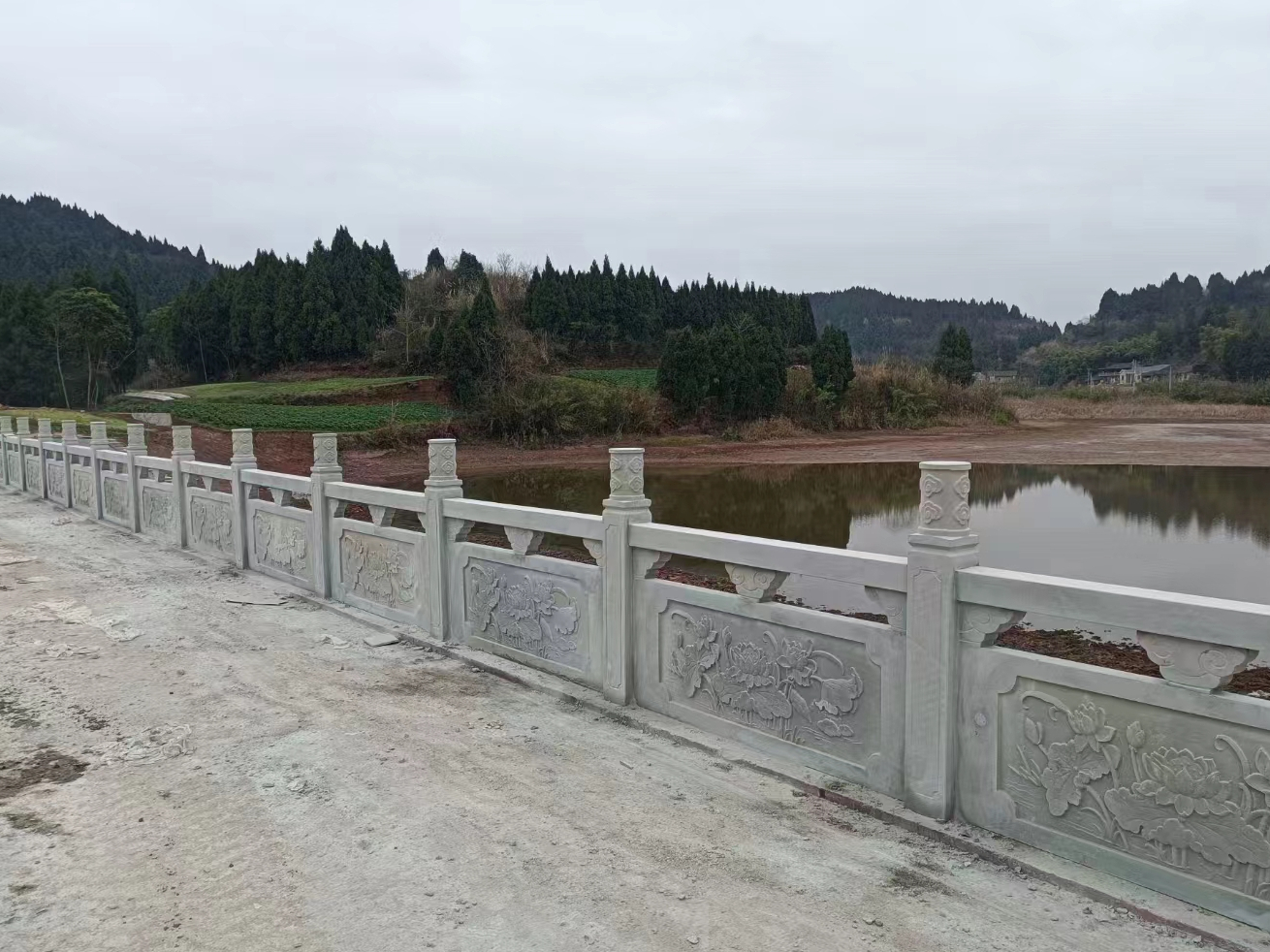 四川青石栏杆:寺庙青石栏杆护栏有哪些?青石栏杆有什么作用?