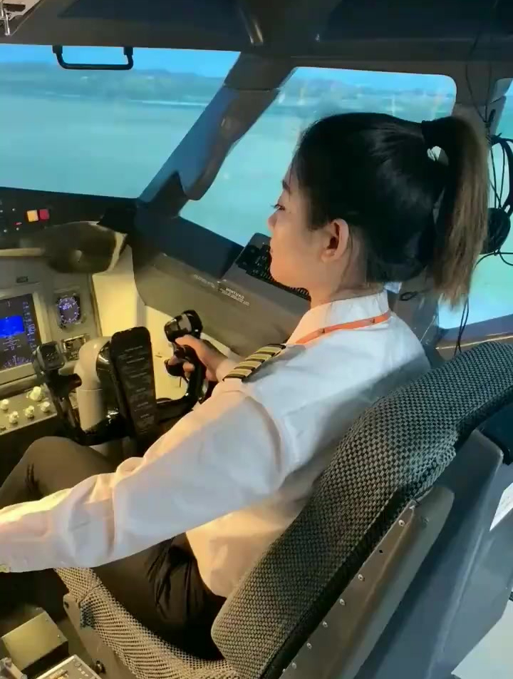 这个女机长火了,当她转头的那一刻,我都想把飞机给买下来了!