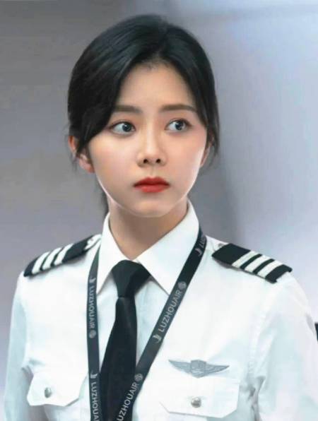 谭松韵饰演的飞行员,从清纯可爱向勇敢坚韧突破,从不气馁-度小视