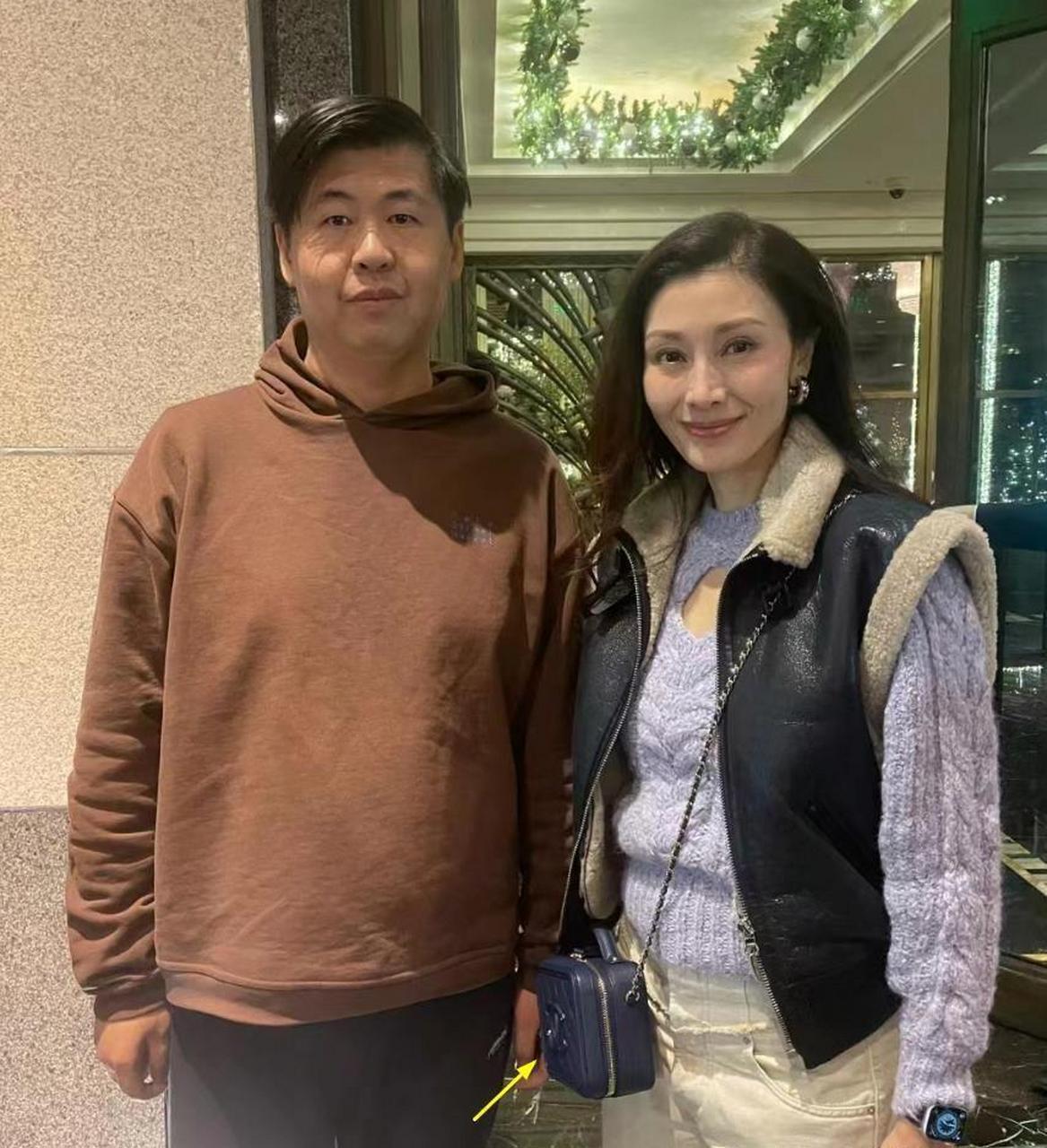 李嘉欣和许晋亨庆祝结婚15周年,在活动中被网友质疑衣品和身材.