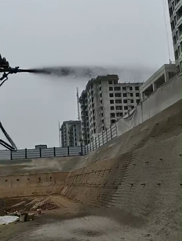基坑支护混凝土遥控湿喷台车边坡护坡喷浆现场