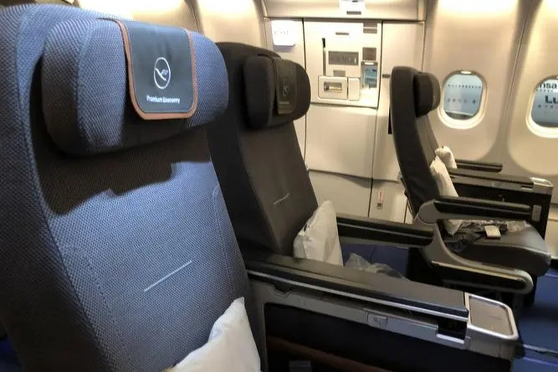 超级经济舱比普通经济舱座位尺寸大,间距宽敞,服务更细致个性化,价格