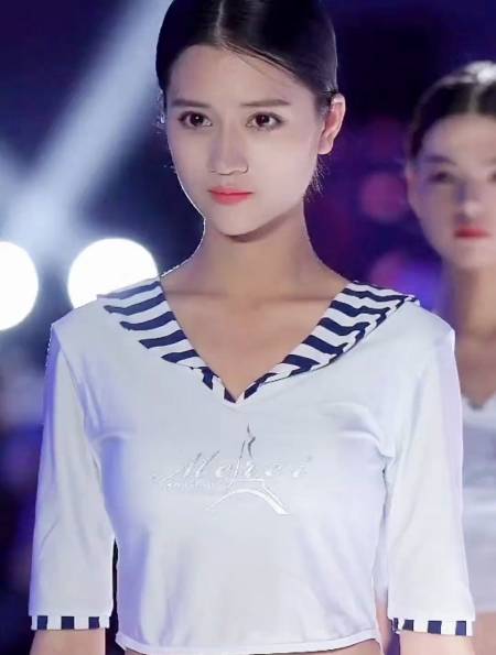 模特宋佳琪参加2022中国大学生服装模特大赛-度小视