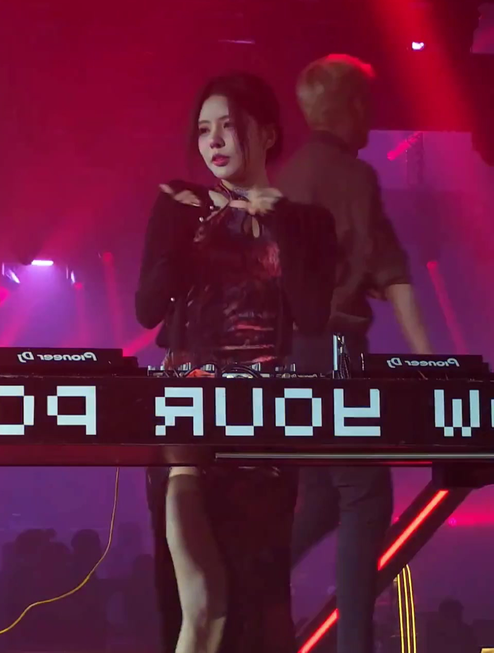 酒吧偶遇美女dj,听她现场打碟,酒吧打碟的美女!