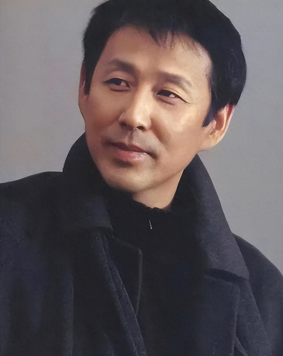 68岁陈道明被偶遇穿500元真丝t头发胡子已全白膝盖伤痕明显