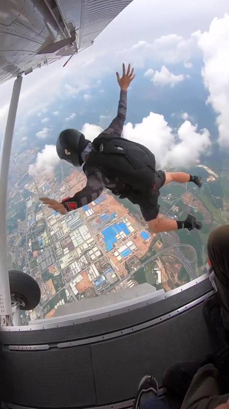 吃鸡真人版视角,小哥高空跳伞,真是太帅了-度小视