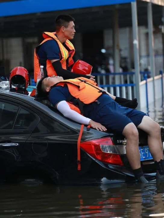 郑州720特大暴雨真实录像,四天下了300个西湖的量,损失超400亿