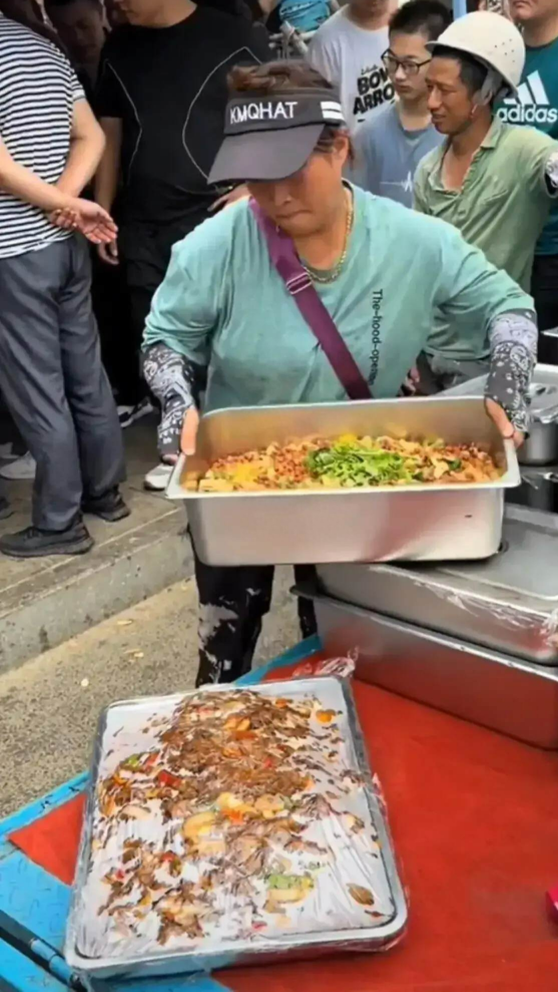 安徽10元盒饭姐暂停营业!走红后网红扎堆直播,严重浪费食物