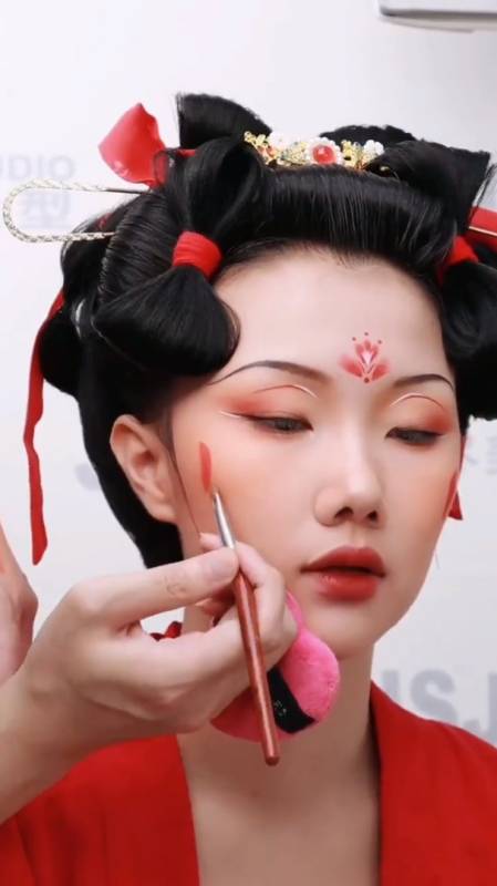 古装眼影与腮红运用橘色叠加红色,加上眼部的月牙-度小视