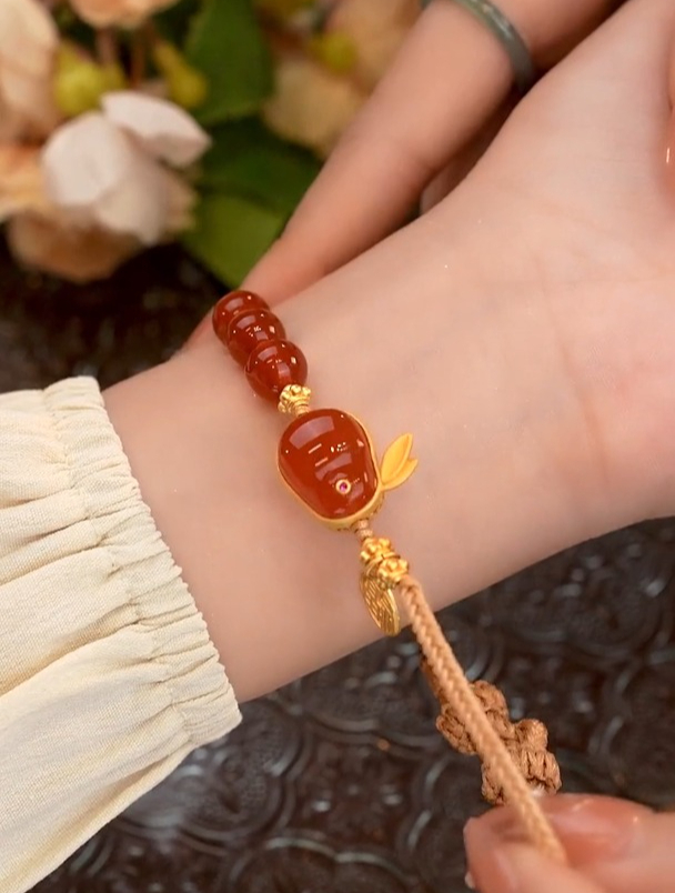 可爱到爆的红玉兔子手链.手链 百搭-度小视