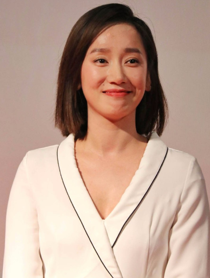 演员董晴结婚了,谭松韵和黄晓明也去了婚礼现场,祝福她新婚快乐