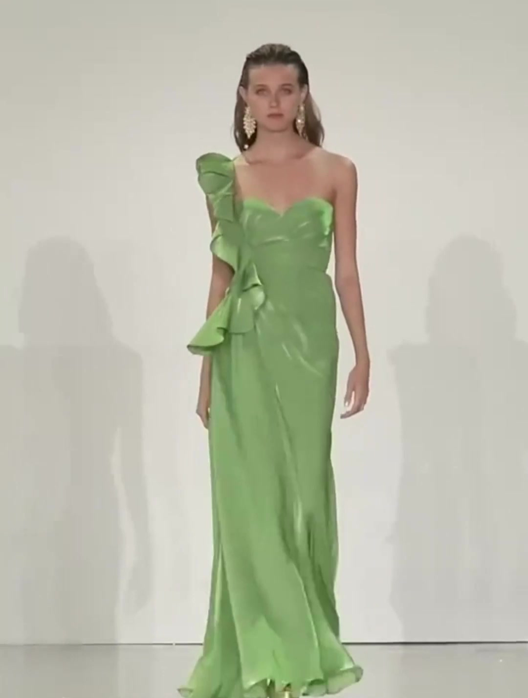 实拍迈阿密模特时装t台走秀,如此体型穿上时装,太漂亮了