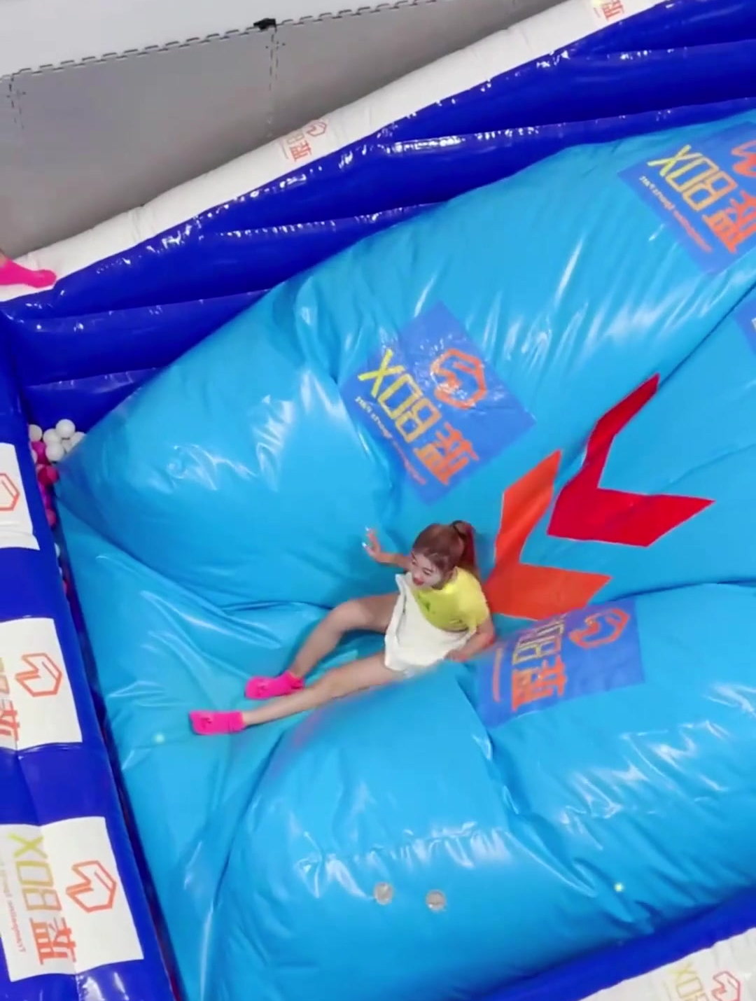 这是穿裙子玩蹦床最尴尬的美女弹飞起来那刻实在让人脸红