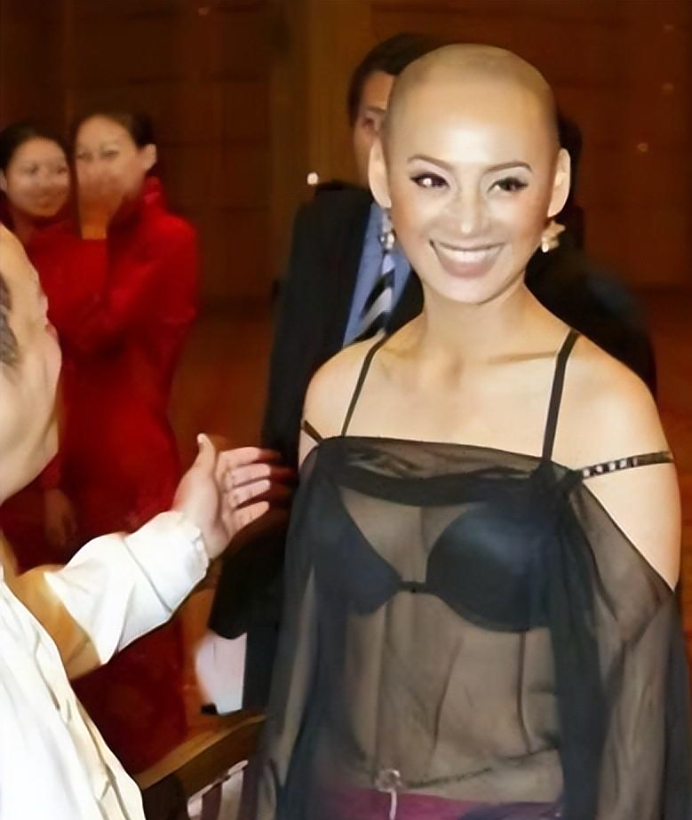 全身涂白,漫画腰,一口假牙……娱圈病态审美,该停停了