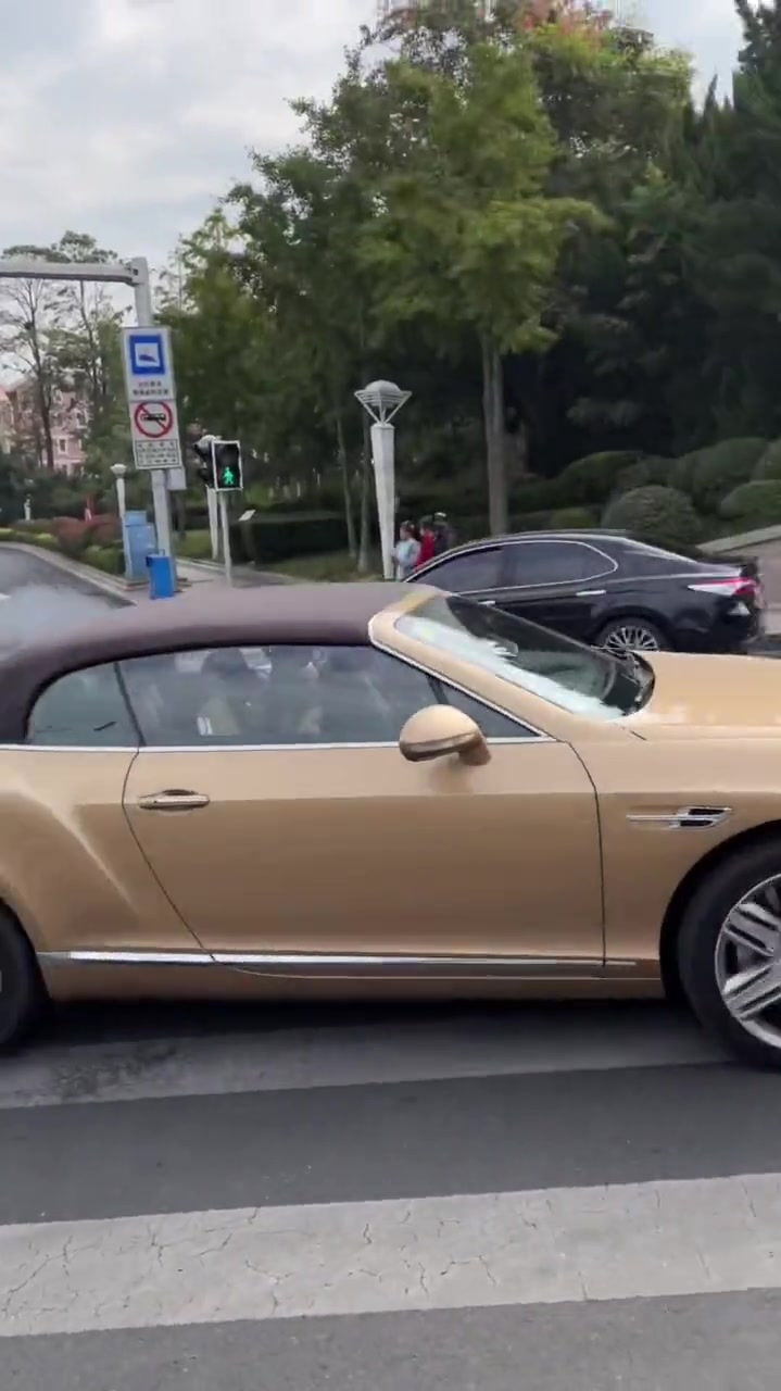 当你梦想破灭的时候就来山东的青岛看看吧,这里豪车如云