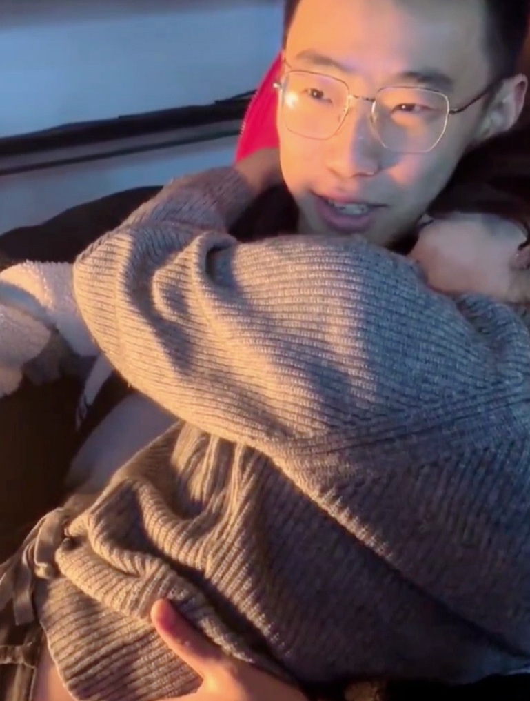 男子把女朋友抱在怀里轻轻哄睡,笑着跟朋友说哄媳妇睡觉呢,网友:本来