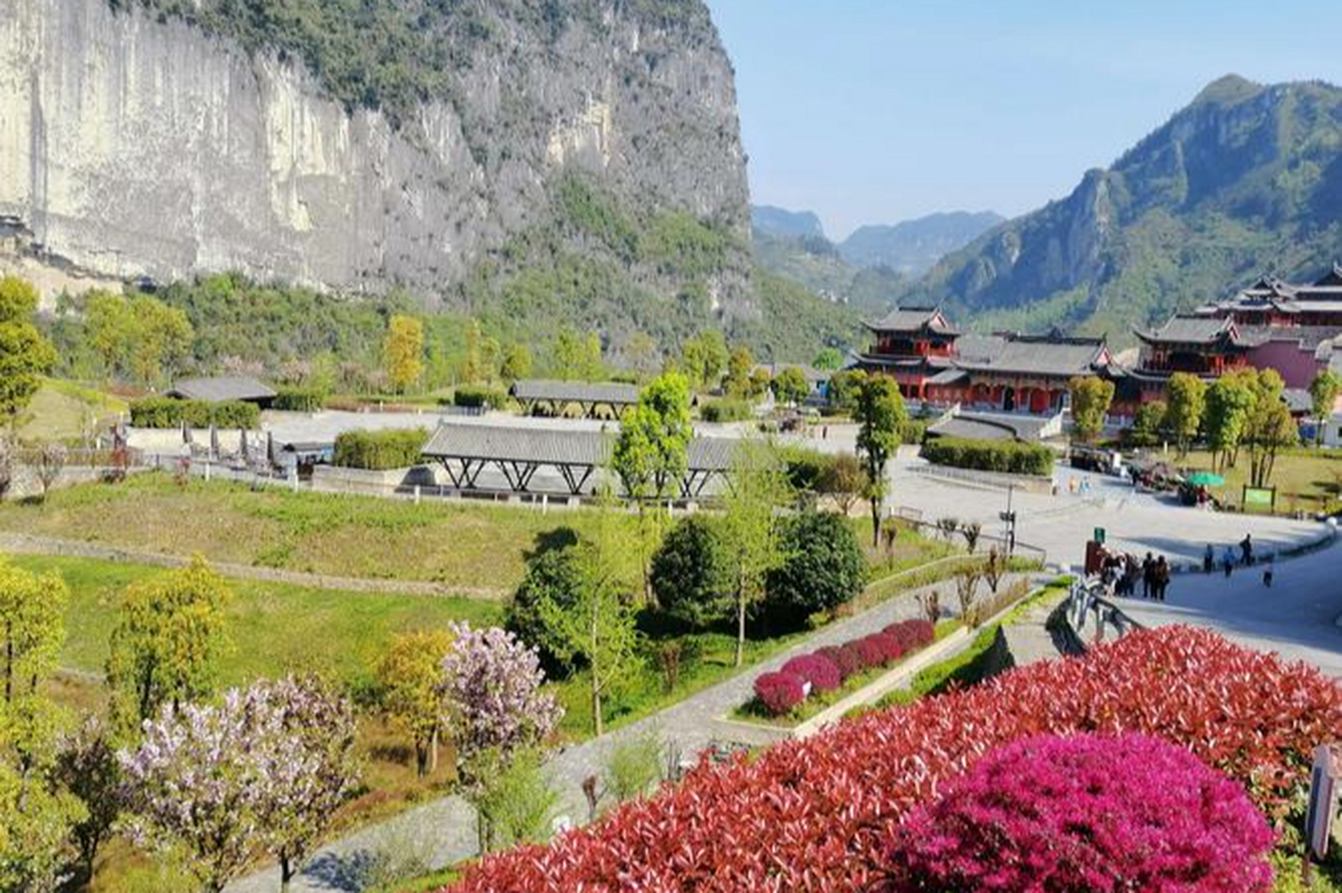 重庆黔江芭拉胡景区:从空中俯瞰,你会被眼前的景色震撼:山峦起伏,城市