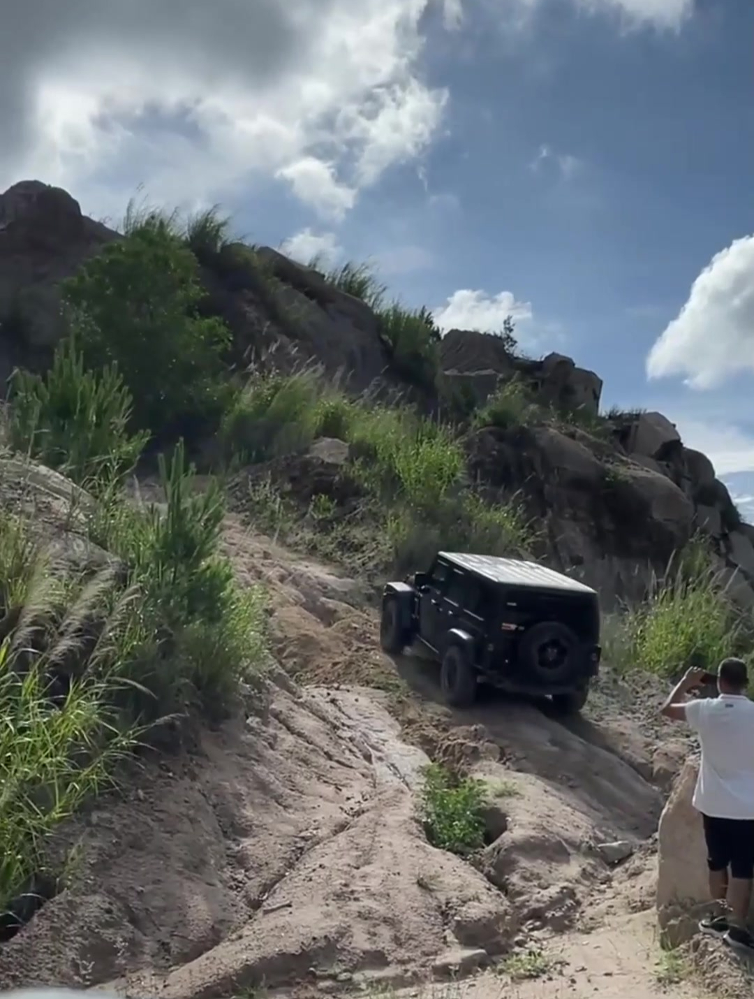 土豪們的生活真好,開車越野車爬山,還有什麼是他們做不到的?