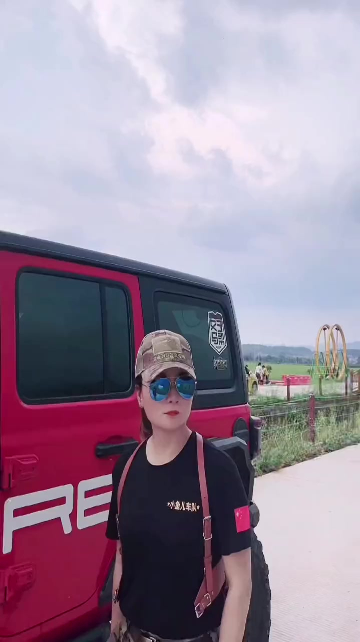 自我介绍一下:我叫小鱼儿,我是一名自驾游越野女领队