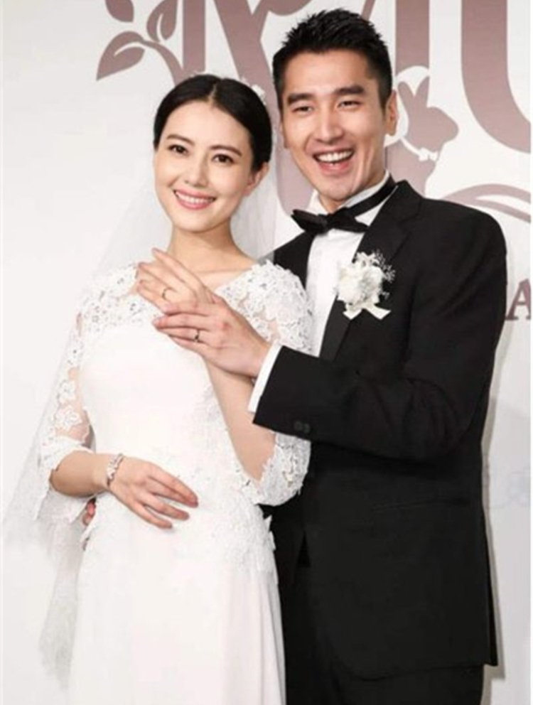 明星娶老婆参差,赵又廷成男性公敌被喊话,张智霖被称救赎众生2