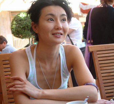 02年息影至今,58岁张曼玉重现江湖:伦敦街头骑单车,太飒了!