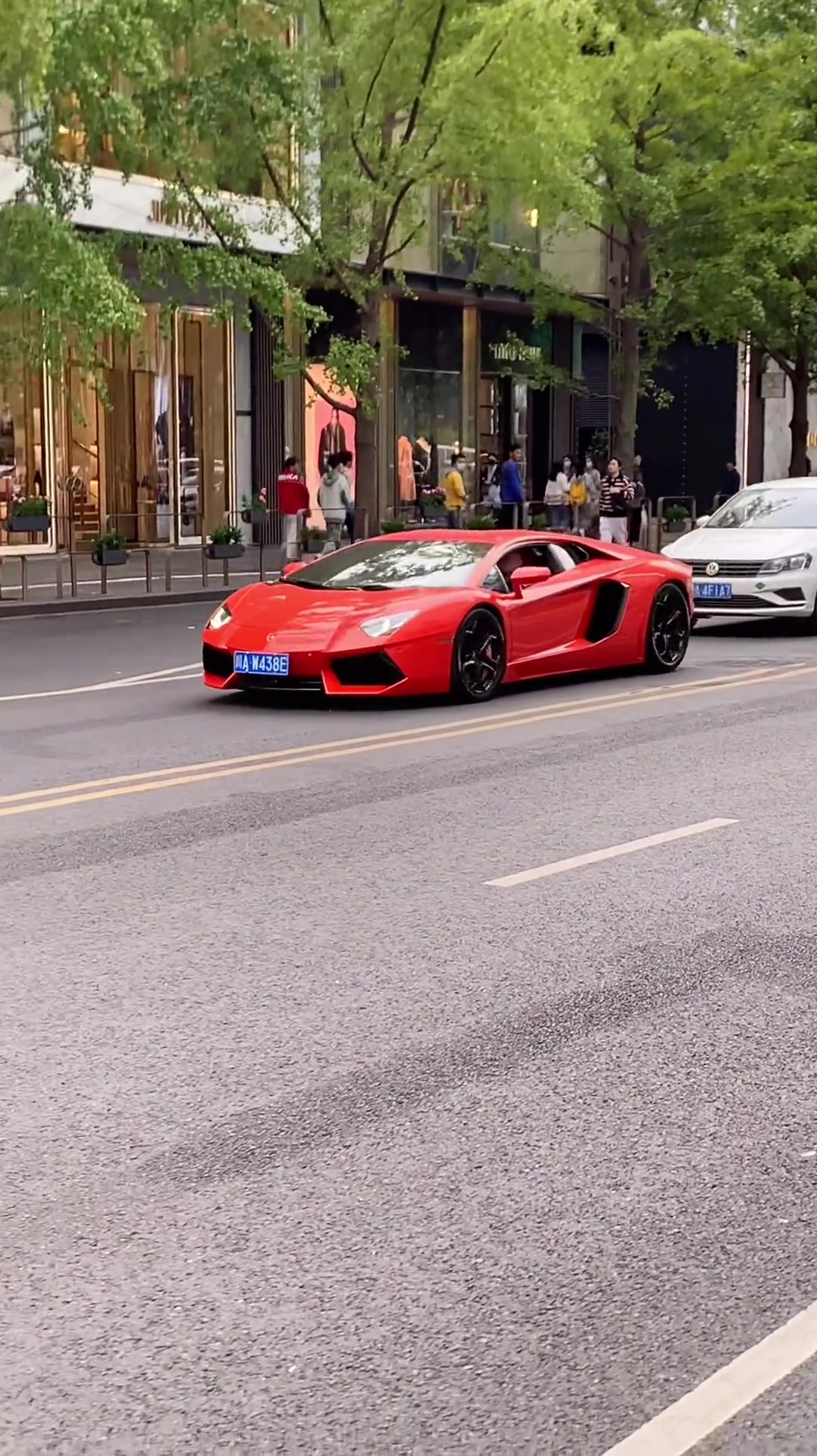 街拍富家公子,开超跑颜值天花板兰博基尼大牛,带美女炸街兜风,羡慕