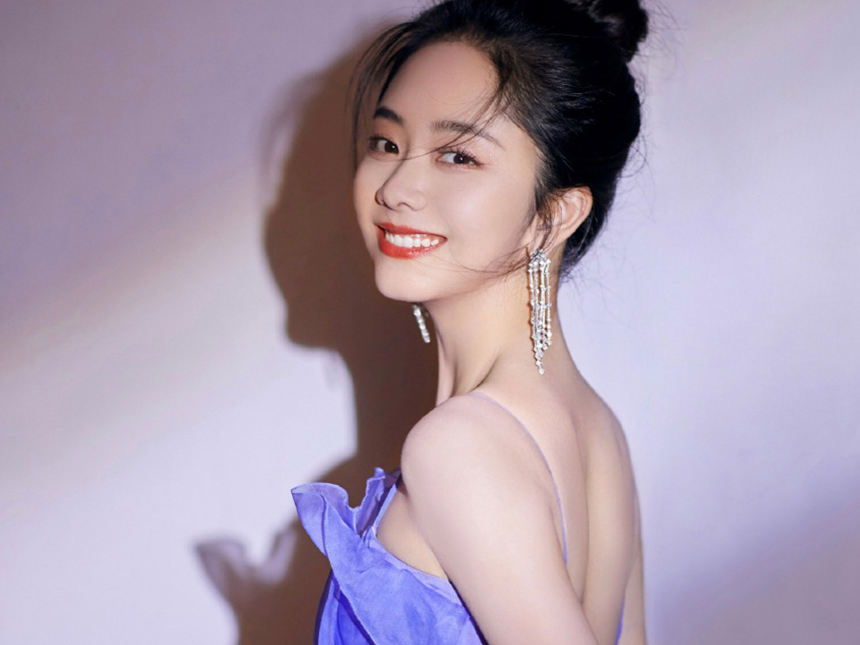 谭松韵,拥有甜美的长相,清纯可人的气质清纯,在她的演艺作品里都能