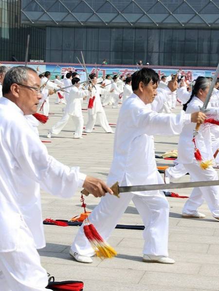 中国武术街头表演惊呆老外（中国武术街头表演惊呆老外视频） 中国武术陌头
演出
惊呆老外（中国武术陌头
演出
惊呆老外视频） 武术资讯