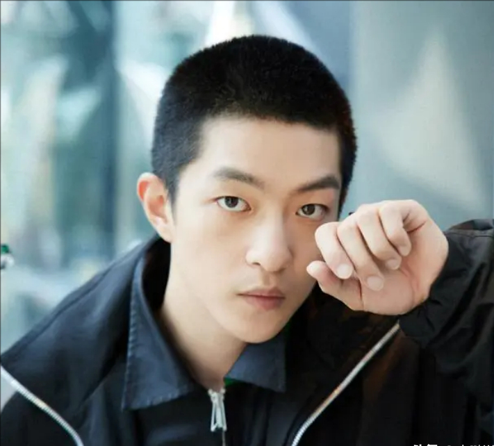 父母的骄纵让屈楚萧变得有些嚣张跋扈,在那些小伙伴里,他往往是那个