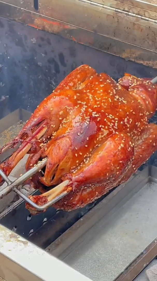 他家的炭烤鸡老远闻着香味了yyds太好吃了