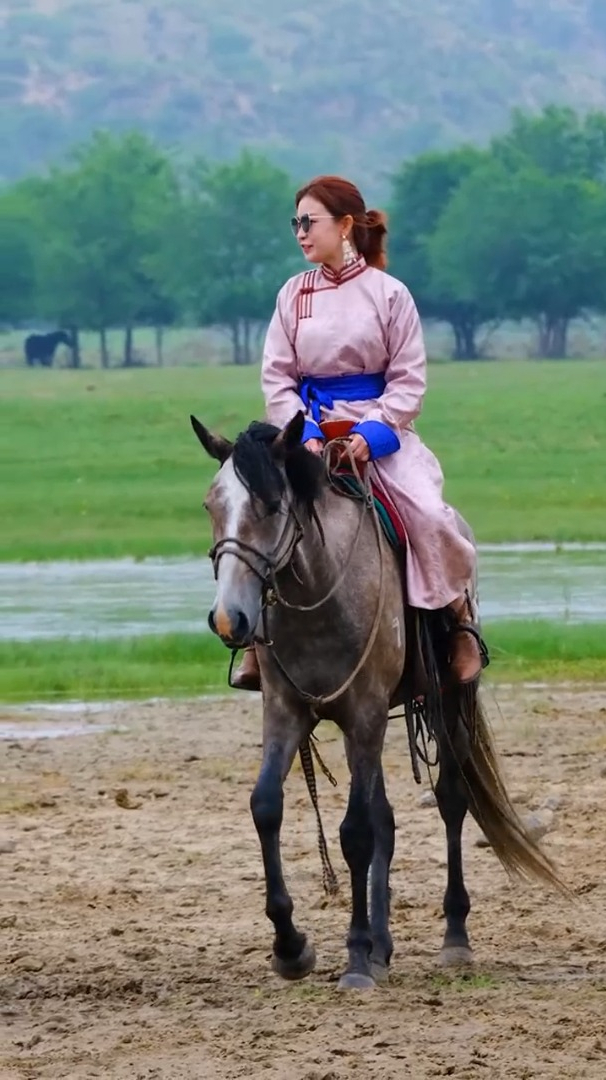 治愈风景欣赏:马上内蒙古美丽的草原姑娘