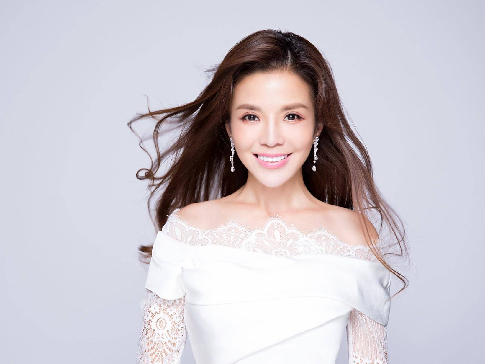 主持人朱迅素颜照曝光!49岁的她鱼尾纹严重,整容被坐实?