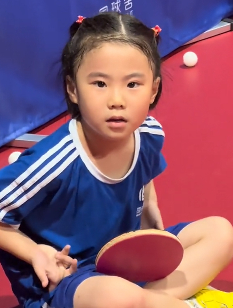 王楠女儿终于大方一回了!主动请爸爸吃零食,老郭高兴得合不拢嘴