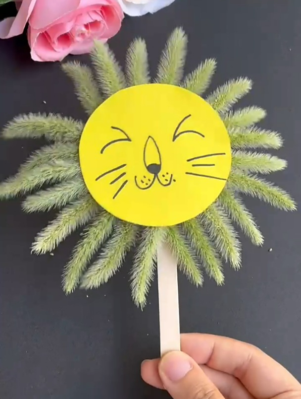 手工 用狗尾巴草制作可爱的小狮子,带孩子一起玩起来