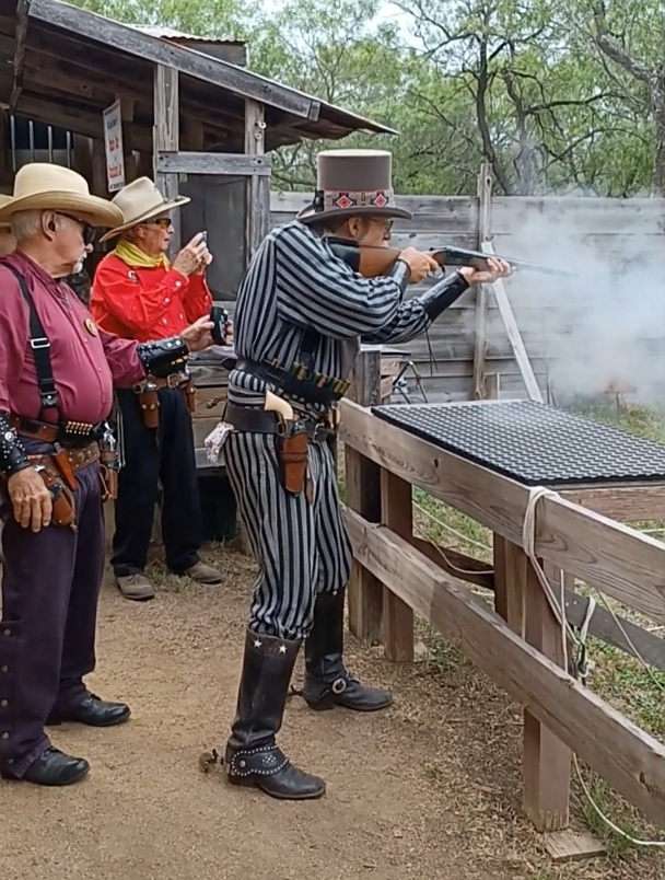 西部牛仔快枪手比赛,国外合法比赛请勿模仿