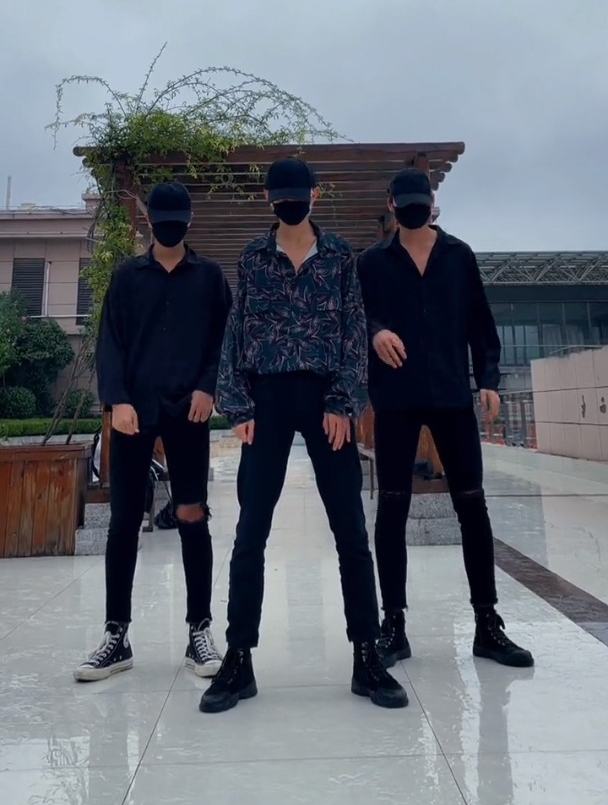 好滑啊酷盖翻手舞酷盖摆胯舞