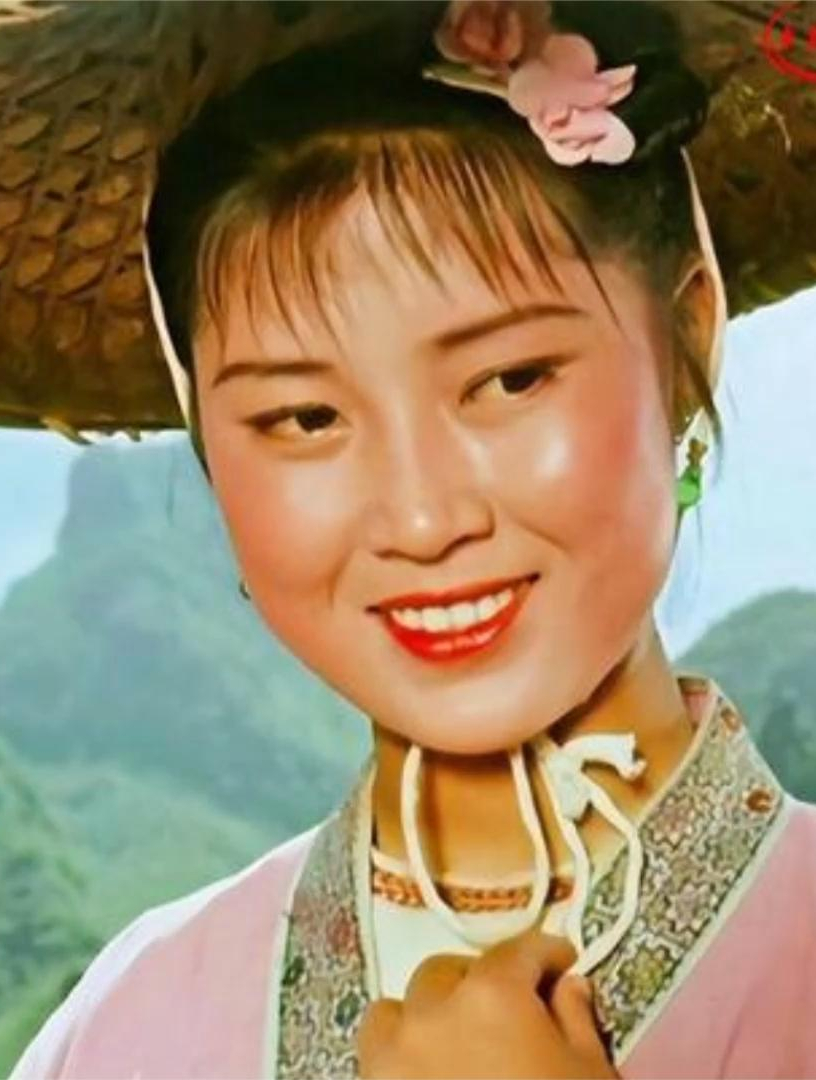 刘三姐黄婉秋灵堂现场曝光,布置简单但温馨,老公透露其去世原因