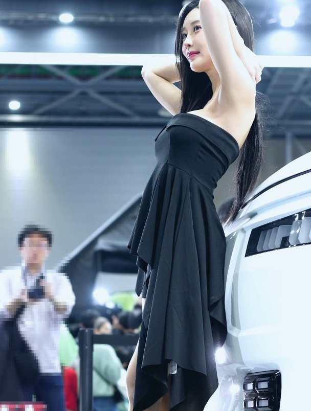 2023釜山国际赛车展,一身黑裙的美女车模,你会为她驻足吗