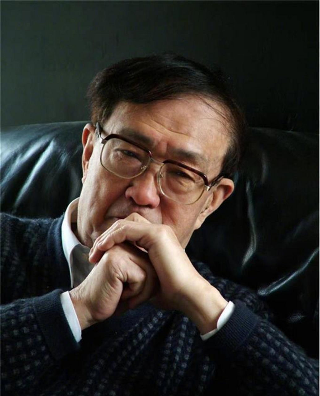 谢晋导演在2008年因肺癌病逝世,现在看来,谢晋一家人在天堂团聚了.