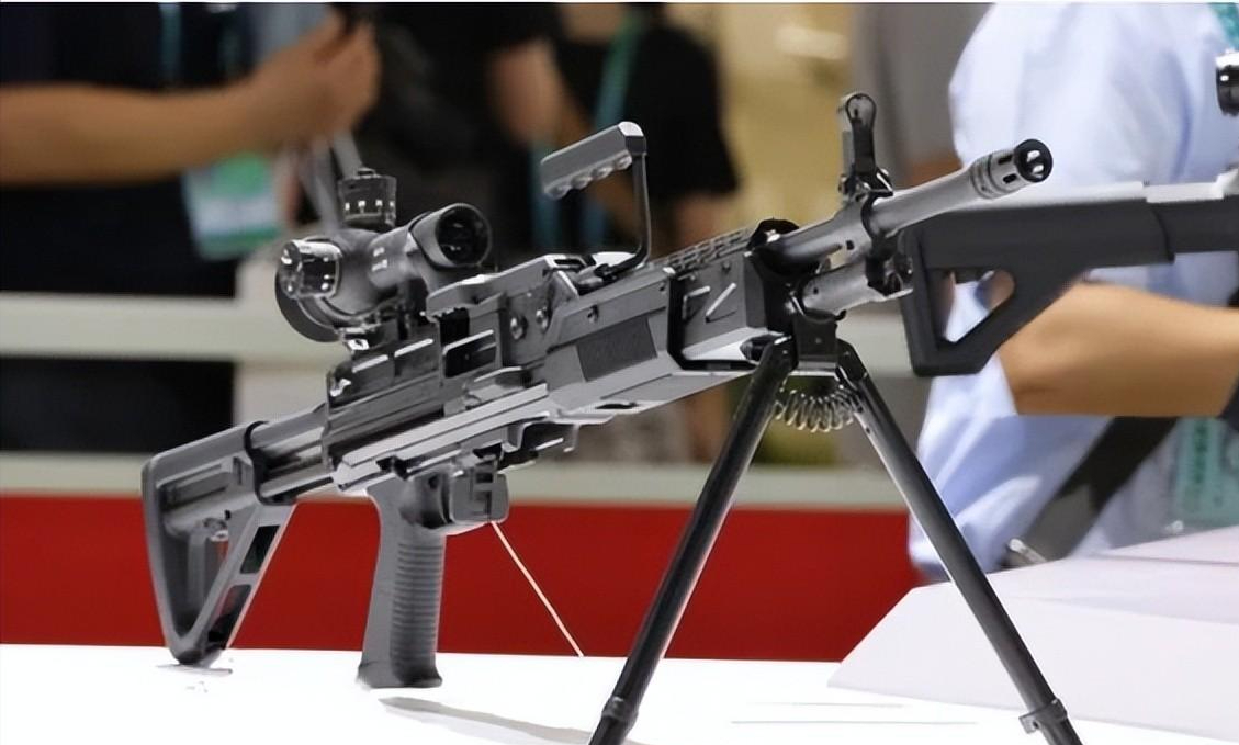 国产qjb-201型班机:女生双手据枪,4.4kg不愧空降兵专用机枪