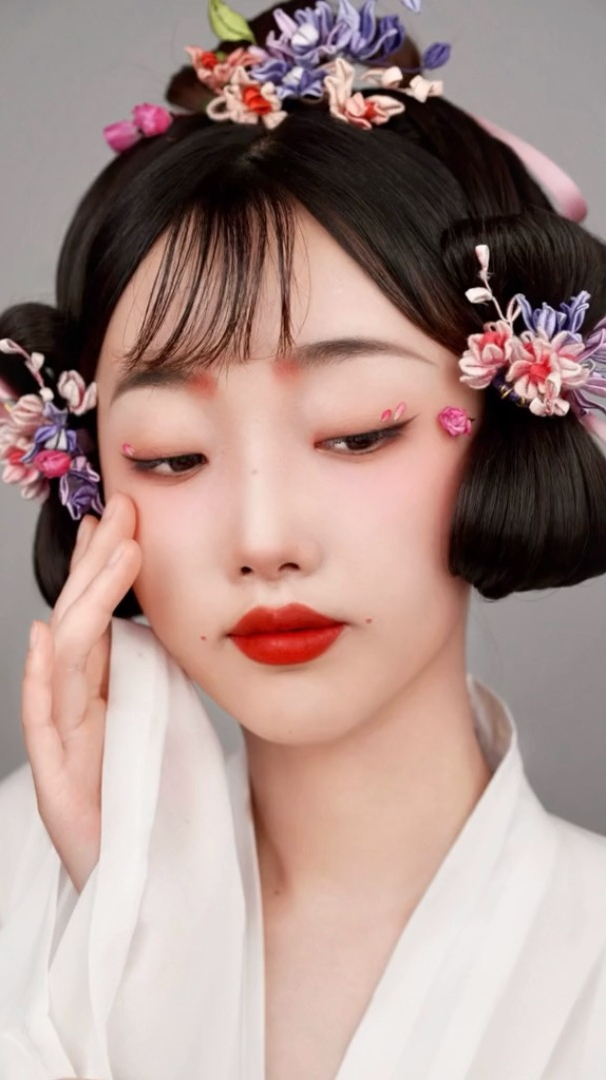 单眼皮小姐姐古风妆容穿汉服拍樱花