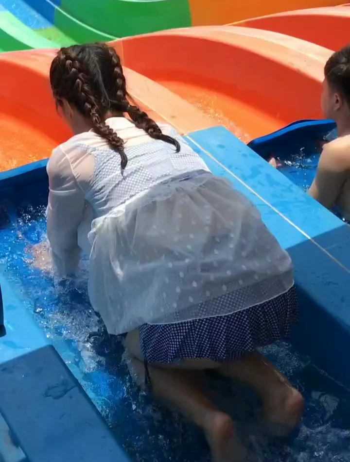 水上乐园无意中拍到的一幕,美女趴下的一刻,心动了!